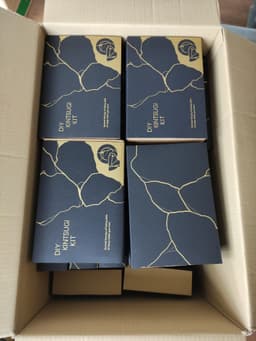 Kintsugi Kit kastes gatavās sūtīšanai